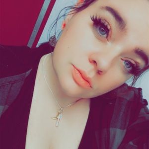 Meet your Poshers ,Erica and Illeana❤️